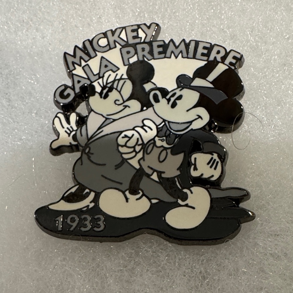 Disney Mickey and Minnie Collectible Pin